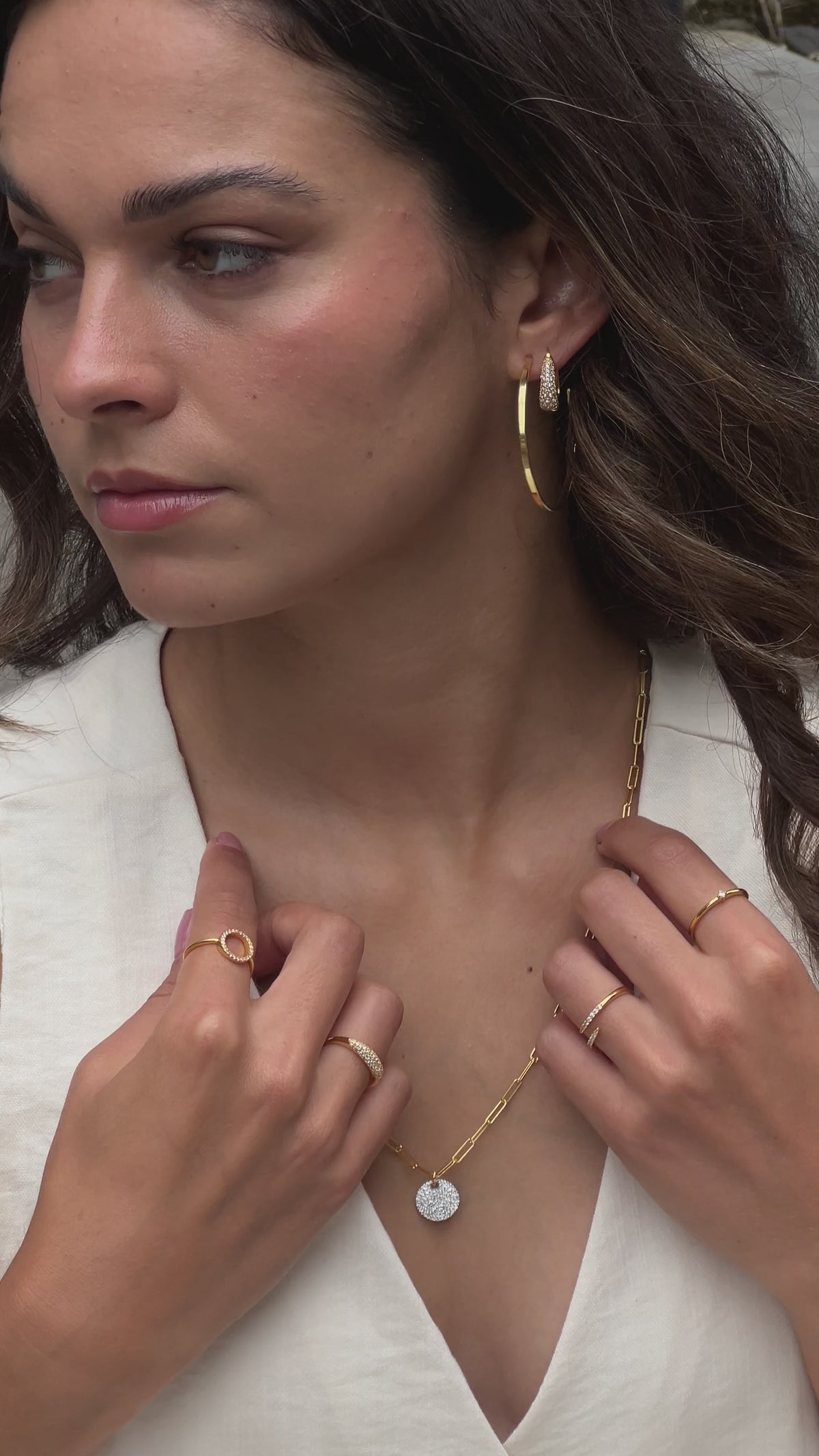 Chiara Set Gold in motion